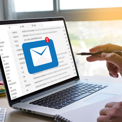 accounts receivable staff sending dunning email to customer with overdue payment