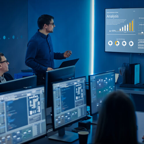 SaaS financial analyst presenting free cash flow and revenue growth charts to analyze rule of 40