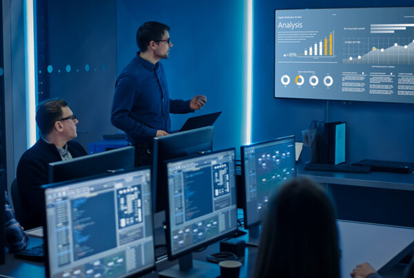 SaaS financial analyst presenting free cash flow and revenue growth charts to analyze rule of 40