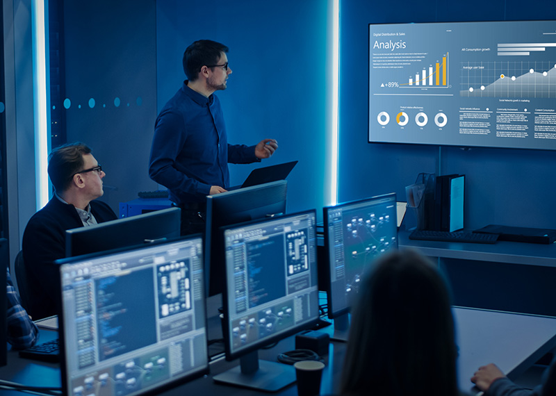 SaaS financial analyst presenting free cash flow and revenue growth charts to analyze rule of 40