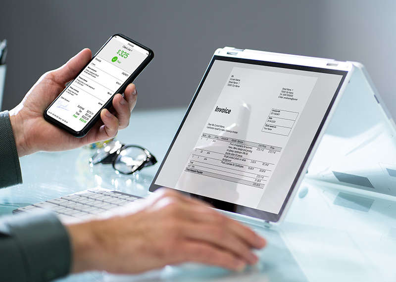 Woman paying an invoice using braintree paypal enterprise payments